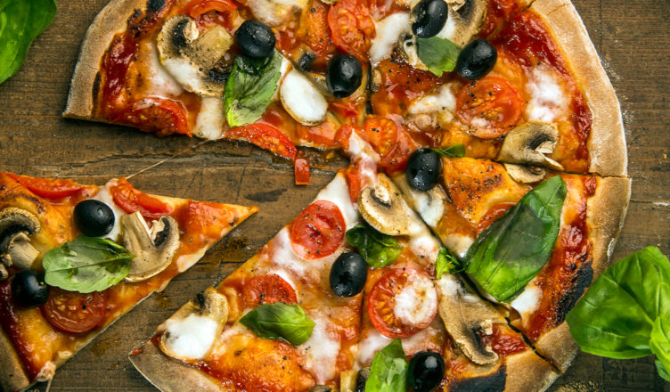 Pizza ai funghi, olive, scamorza e pomodorini