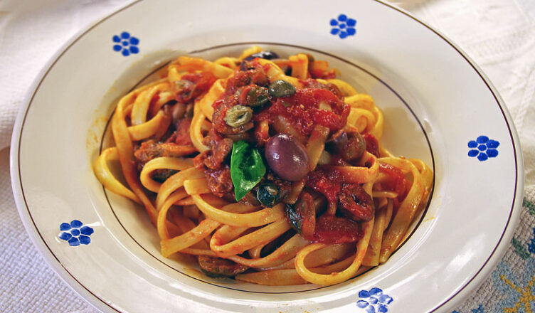 Pasta olive e capperi, la ricetta toscana