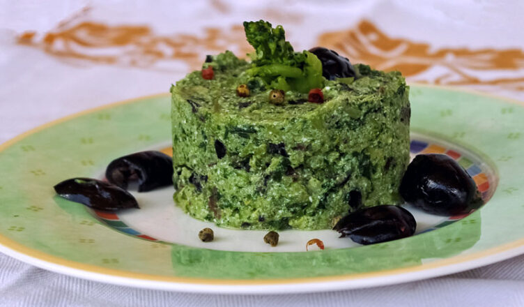 Broccoli ripassati con ricotta e olive nere, la ricetta siciliana