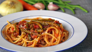 Spaghetti al sugo di fagiolini e caciocavallo