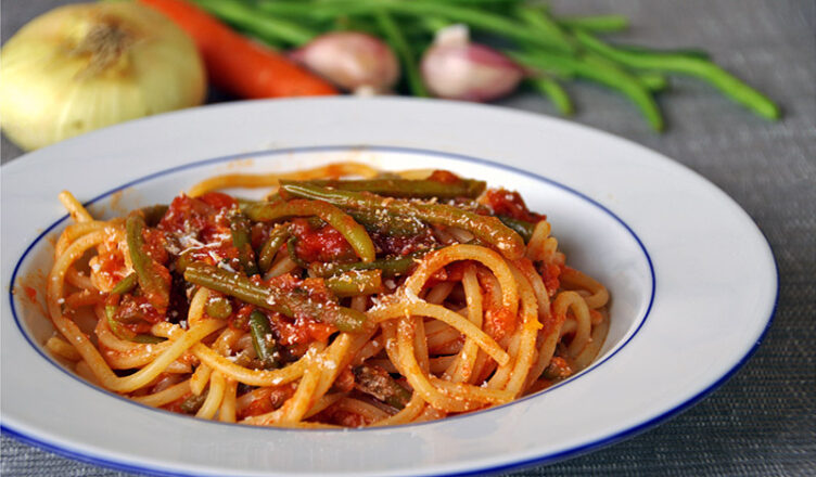 Spaghetti al sugo di fagiolini e caciocavallo