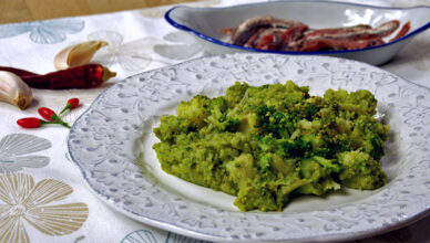 Contorno di broccoli con acciughe, la ricetta della Campania