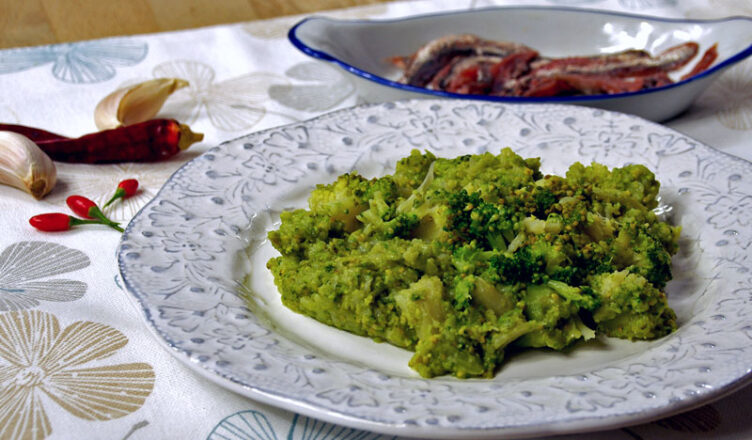 Contorno di broccoli con acciughe, la ricetta della Campania