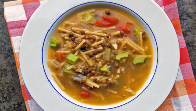 Zuppa con lenticchie pasta e verdure