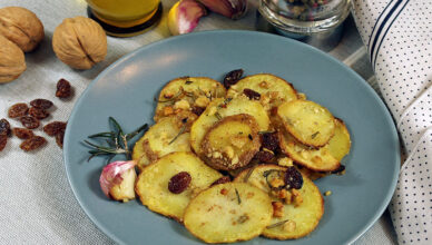 Patate arrosto speciali con uvetta, noci e rosmarino