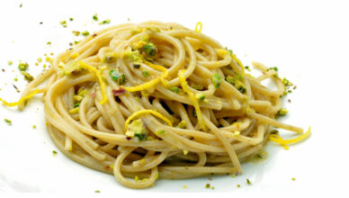 Spaghetti al limone acciughe e pistacchi 800x468