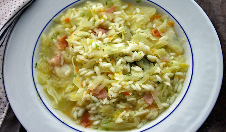 Minestra di riso e verza, ricetta tipica lombarda