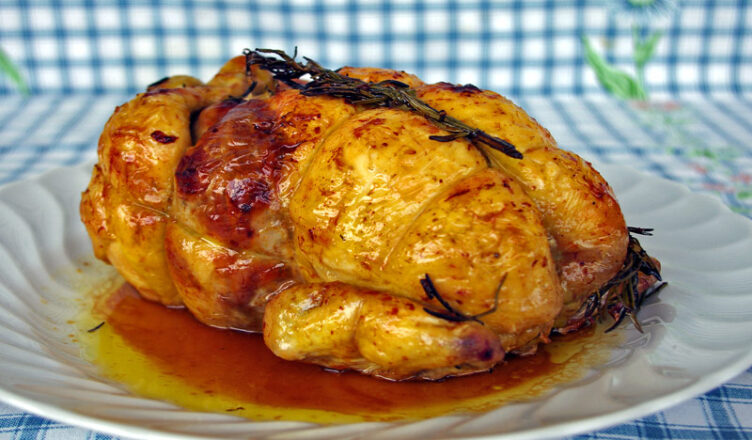 Pollo ripieno con salsiccia, castagne e mollica di pane