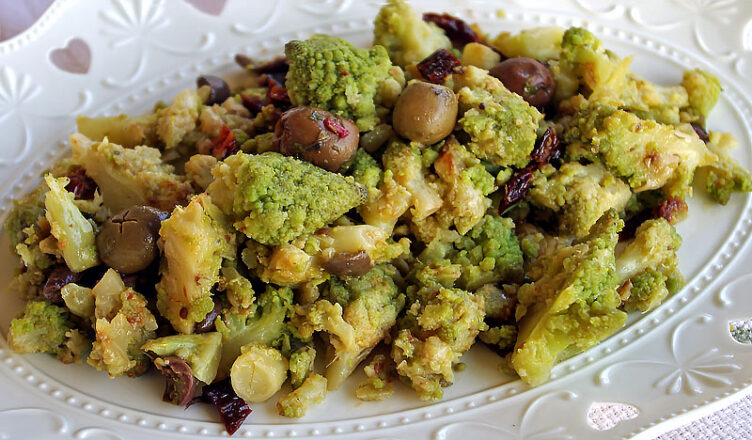 Broccoli affogati con olive e pomodori secchi, ricetta siciliana
