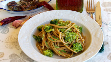 Troccoli o spaghetti con broccoli e acciughe, la ricetta pugliese