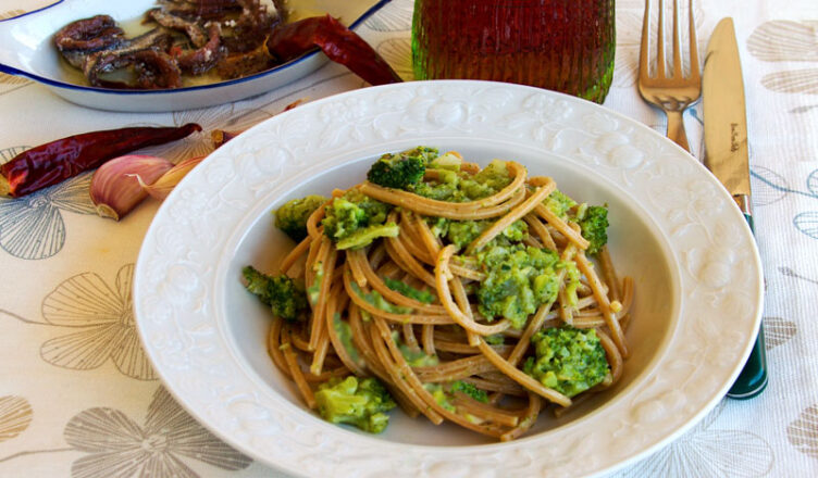 Troccoli o spaghetti con broccoli e acciughe, la ricetta pugliese