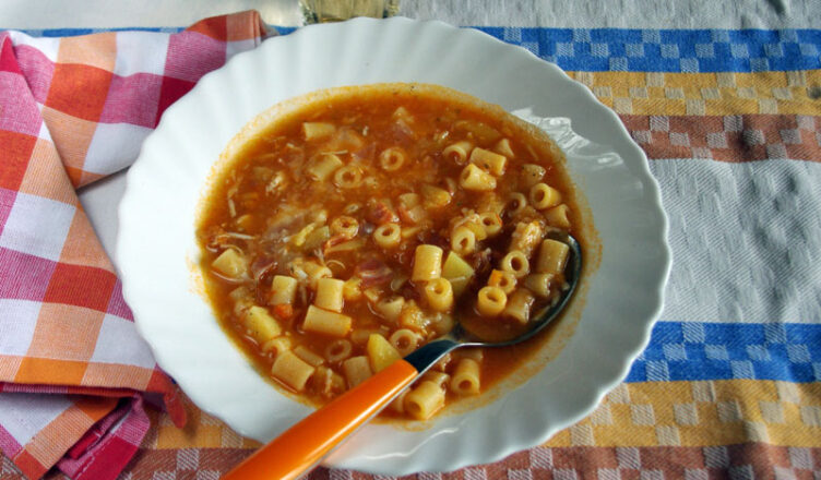 Minestra di pasta con le patate, la ricetta tradizionale della Campania