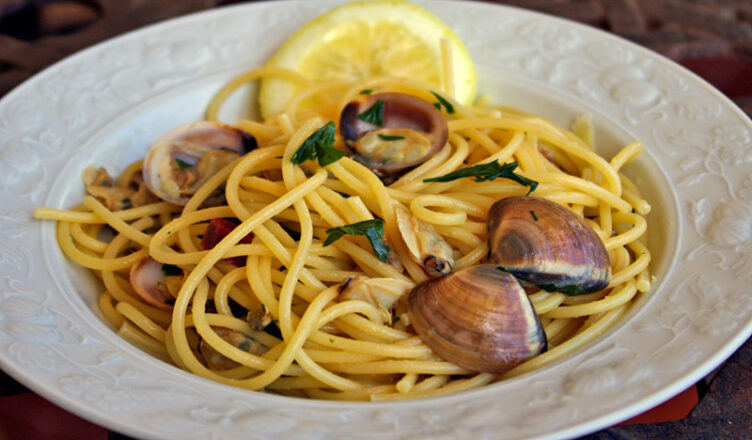 Spaghetti vongole e limone, la ricetta di vigilia napoletana