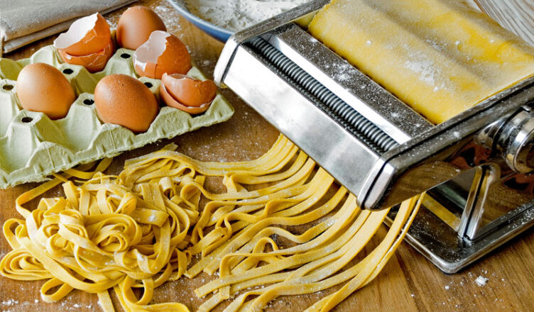 Come fare in casa la pasta all'uovo, per esempio tagliatelle all'emiliana perfette