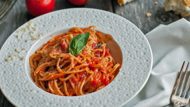 Spaghetti pomodoro e basilico alla napoletana, quelli c'a pummarola ncoppa