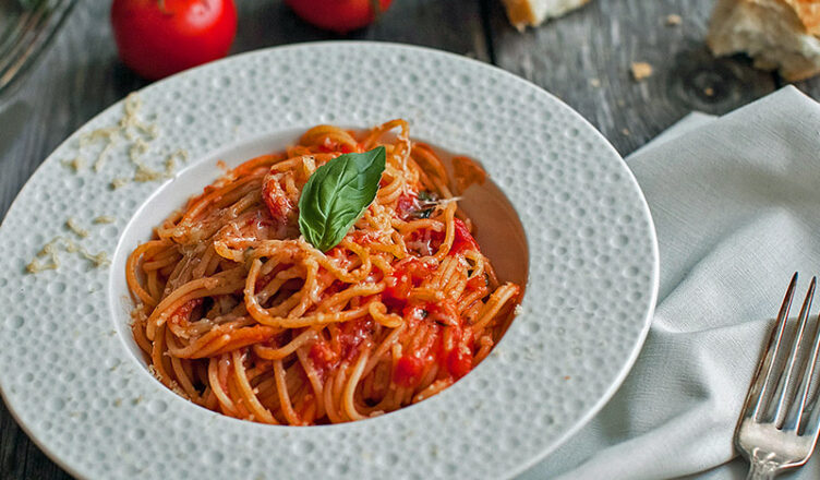 Spaghetti pomodoro e basilico alla napoletana, quelli c'a pummarola ncoppa