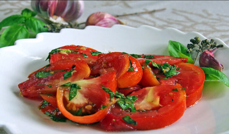 Come condire nel modo migliore una squisita e aromatica insalata di pomodori