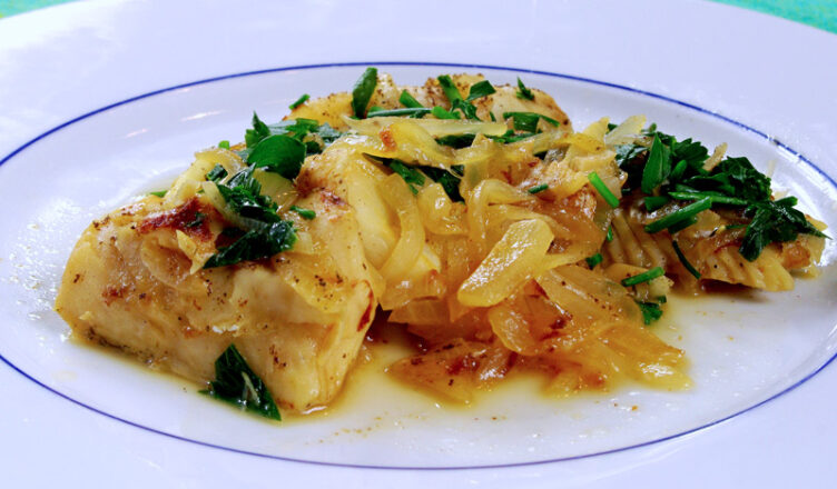Filetti di merluzzo con cipolle, ricetta tipica del Piemonte