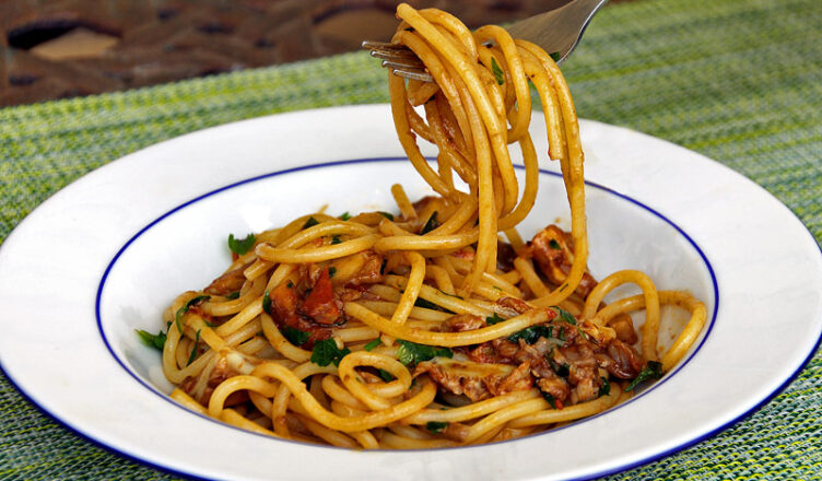Spaghetti ai funghi con pomodoro, uno dei grandi primi italiani