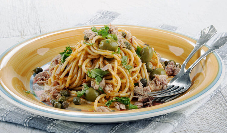 Spaghetti tonno olive e capperi con mollica di pane