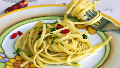 Spaghetti aglio olio e peperoncino: la ricetta verace napoletana e la versione rivisitata da chef