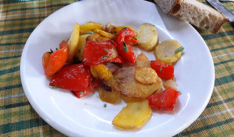 Peperoni e patate in padella, la ricetta calabrese